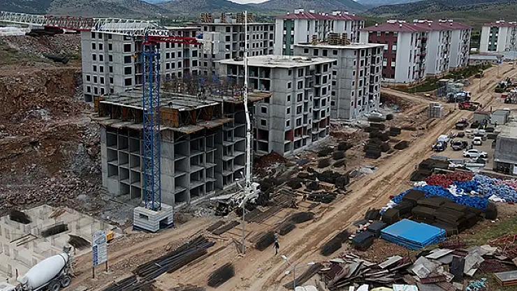 Depremlerden etkilenen illerde 180 bin konut ve köy evinin yapımı sürüyor