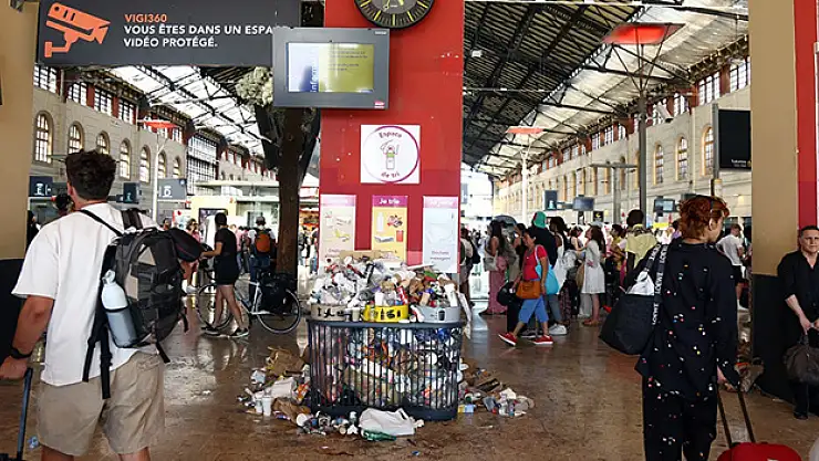 Marsilya'da temizlik işçilerinin grevi nedeniyle istasyonlar çöplerle doldu