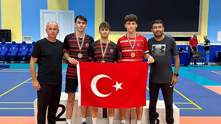 Badmintonda madalya avı