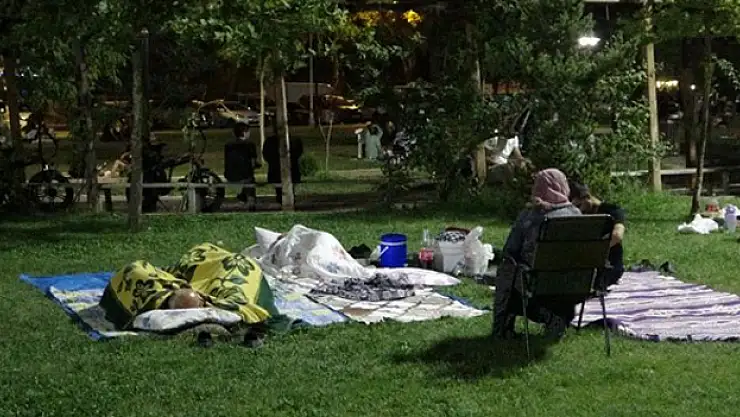 Peş peşe üç depremle sarsılan Malatyalılar park ve bahçelerde sabahlıyor