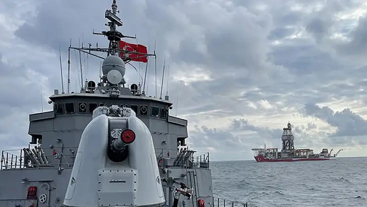 TCG Fatih Fırkateyni Batı Karadeniz'deki sondaj gemilerine refakat etti