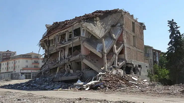 1 günde üç depremle sarsılan Malatya'da ağır hasarlı binaların yıkımlarına hız verildi