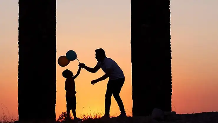 Kapadokya'da turistler sıcak havaya rağmen gün batımı keyfinden vazgeçmiyor