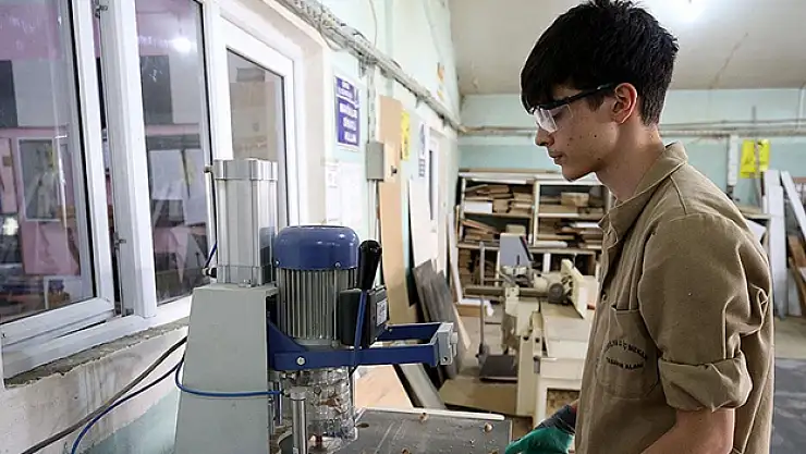 Yaz tatilinde de üretimin sürdüğü meslek lisesinde hedef 6 milyon lira ciro