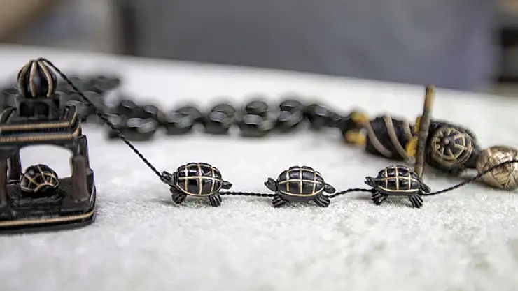 Oltu taşından tespihe 'Kaplumbağa Terbiyecisi'nden esinlenerek farklı bir imame yaptı