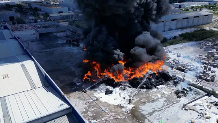 Geri dönüşüm tesisi alev alev yanıyor