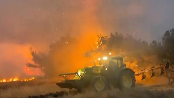 Komşu Yunanistan'daki yangına havadan ve karadan müdahale ediliyor