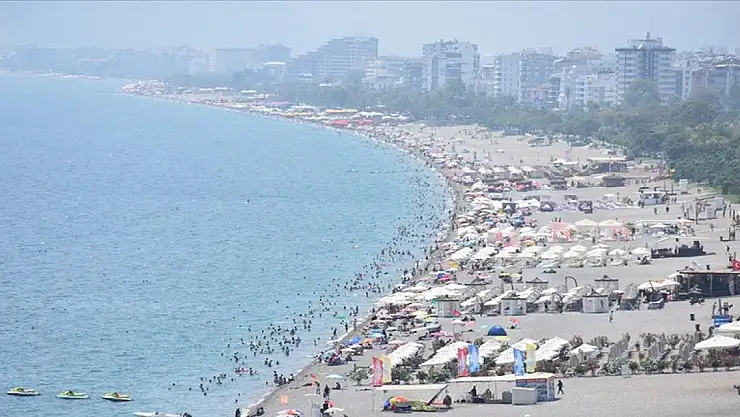 Sıcak hava ve nemden bunalanlar sahillerde yoğunluk oluşturdu