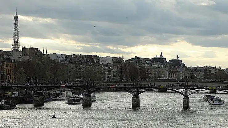 Paris'teki Sen Nehri'nde yapılması planlanan bir yüzme etkinliği daha kirlilik nedeniyle iptal edildi