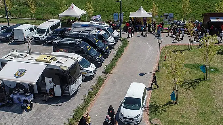 Yerli ve milli imkanlarla üretilen silah ve teçhizatlar Ahlat'ta sergileniyor