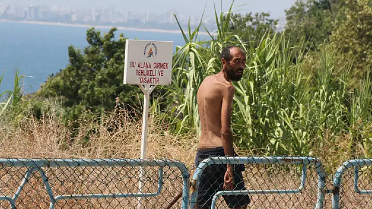 Antalya'da 'Tarzan' adam alarmı: Demirlere tırmandı, polislerden kaçıp şemsiyenin üzerine çıktı