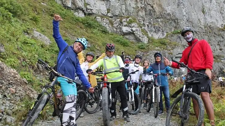 30 cesur bisikletli dünyanın en tehlikeli yolunda bisiklet sürdüler