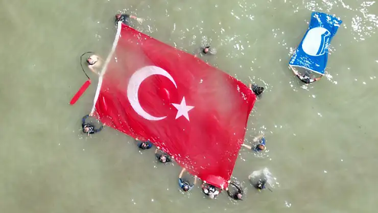 Denizde çöp toplama etkinliği: Türk bayrağı açtılar