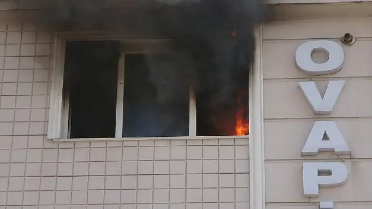 Bafra'da ofis yangını korkuttu