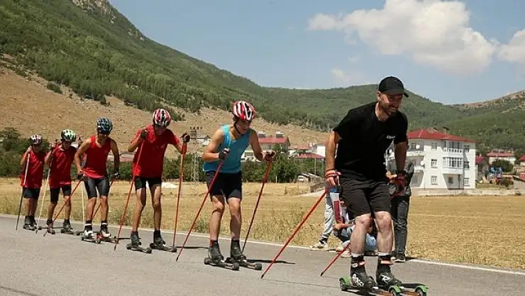 Bitlis'te tekerlekli kayakçılar köy yolunda antrenman yaparak yarışmalara hazırlanıyor