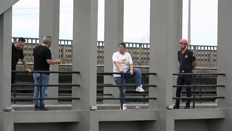 Eşinden boşanan kadın köprüden atlamak istedi