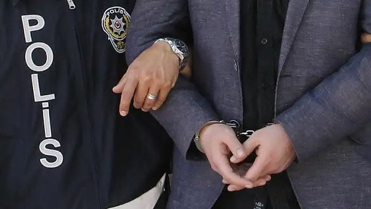 İstanbul'da terör örgütü PKK lehine gösteri düzenleyen 6 zanlıdan 2'si tutuklandı