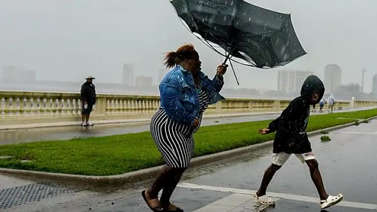 Atlantik Okyanusu'nda ilerleyen Lee Kasırgası'nın hızı 5. kategoriye ulaştı