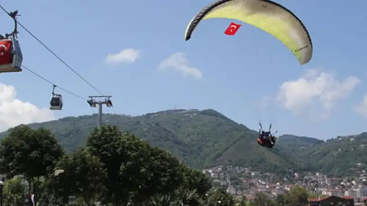 Ordu semaları yamaç paraşütleri ile renklendi
