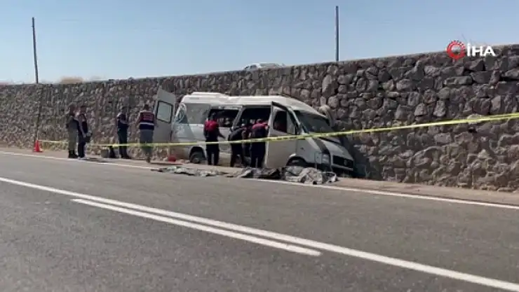 Tarım işçilerini taşıyan minibüs devrildi: 3 ölü, 17 yaralı