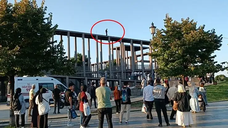 Müze korkuluklarında can pazarı, aşağıda canlı yayın telaşı