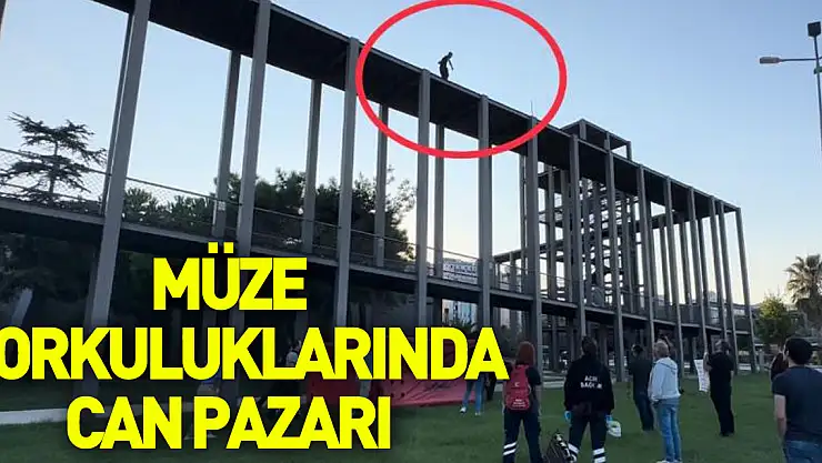 Müze korkuluklarında can pazarı, aşağıda canlı yayın telaşı
