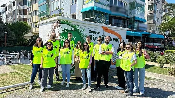'Yeşil İz Gönüllüleri'nden çevre farkındalığı: Trafo boyadılar, sahili temizlediler