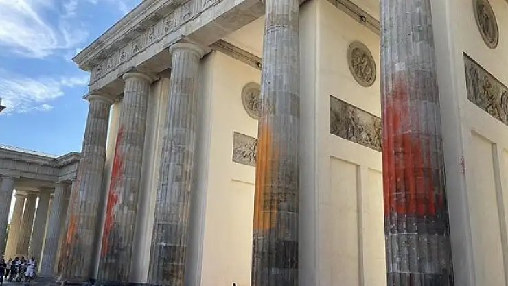 Berlin'de iklim aktivistleri tarihi Brandenburg Kapısı'nı turuncuya boyadı