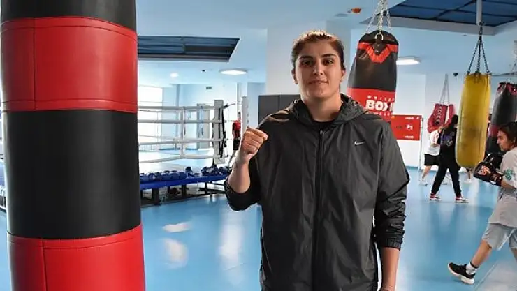 Milli boksör Busenaz Sürmeneli, 2024 Paris Olimpiyatları için hazırlanıyor