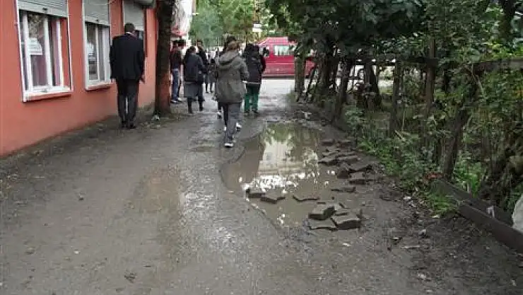 Okullar Sokağında Yol Sorunu Çözülsün