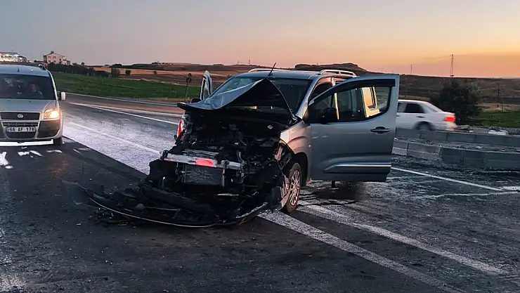 Hafif ticari araç kamyona çarptı: 5 yaralı