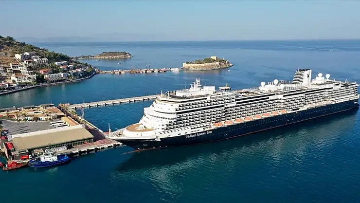Kuşadası'na dev kruvaziyerle 2 bin 600 turist geldi