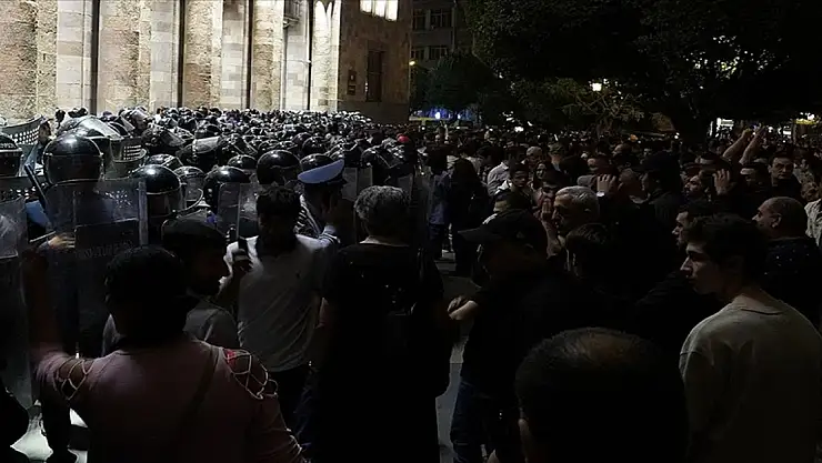 Ermenistan'da iktidarı zorla ele geçirme teşebbüsü ve Başbakan'a suikast iddiasıyla 8 kişi gözaltına alındı