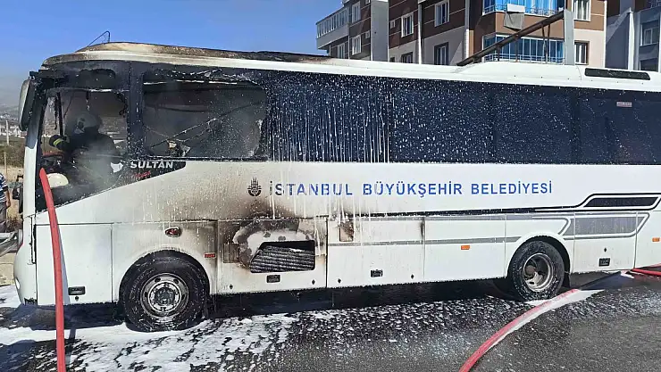Kastamonu'da seyir halindeki İBB'ye ait yolcu midibüsü yandı