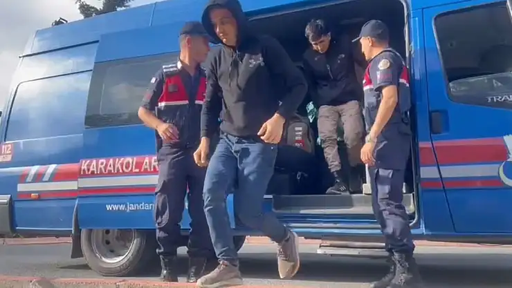 Tarlada göçmen kovalamacası dron kamerasında: 122 göçmen yakalandı