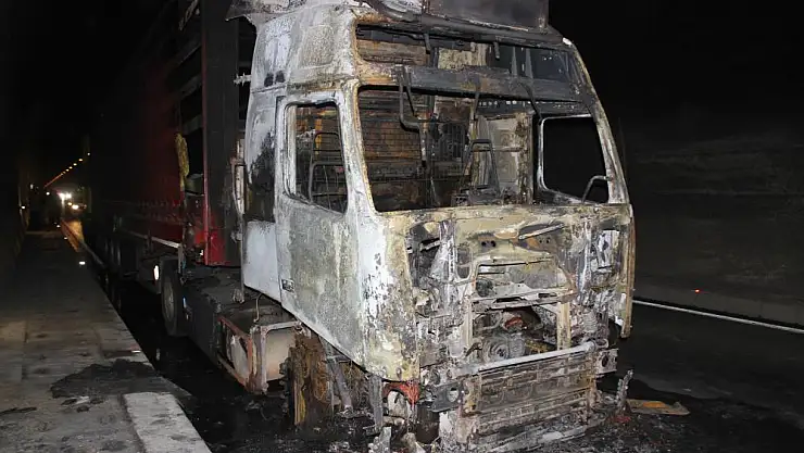 Ordu'da mercimek yüklü tır tünel içerisinde alevlere teslim oldu