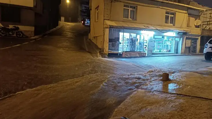 Samsun'da sağanak yolları göle çevirdi