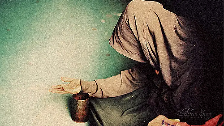 Dilencinin parasını gasp etti