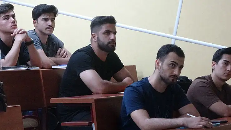 Enkaz kentte üniversite öğrencileri aylar sonra yüz yüze eğitime başladı