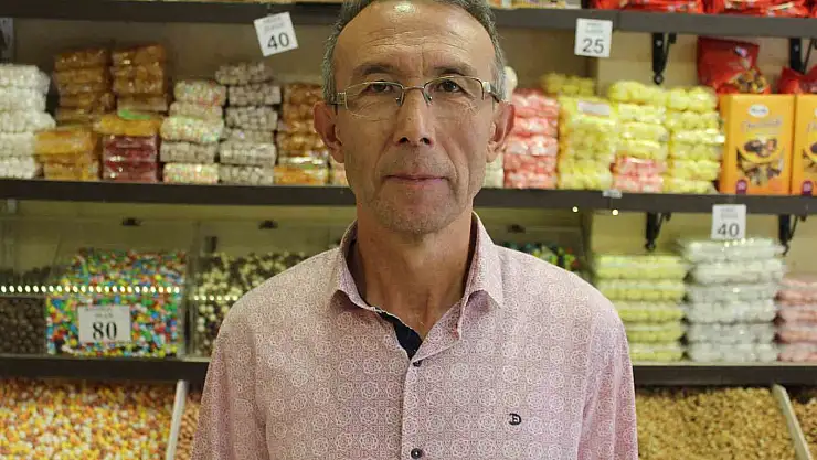 İşleri durgun olan kuruyemişçi esnafı piyasanın canlanmasını umut ediyor