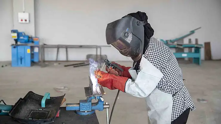 Kadın kaynakçı göz dolduruyor