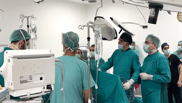 60 ülkeden 2 bin doktora, Türk cerrahtan eğitim niteliğinde ameliyat