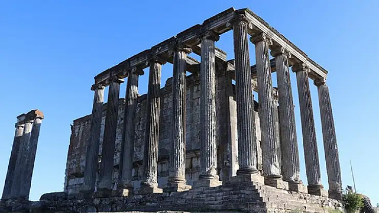 Kütahya'daki 5 bin yıllık Aizanoi Antik Kenti'nin zenginlikleri FPV dronla görüntülendi