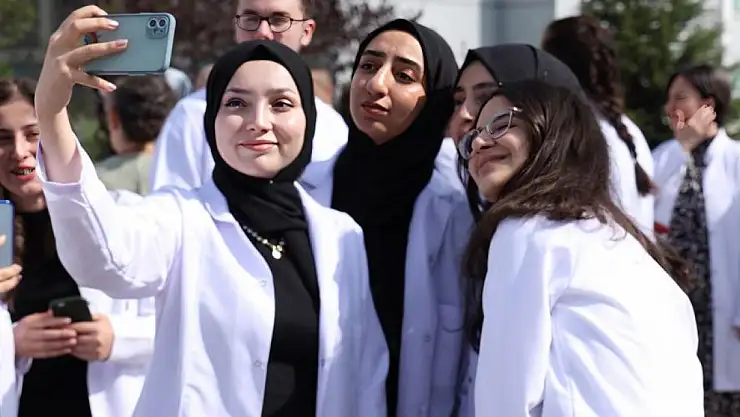 123 tıp öğrencisinin beyaz önlük heyecanı