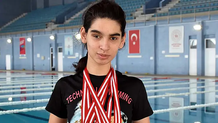 Türkiye şampiyonu görme engelli yüzücü Cemre'nin hedefi uluslararası başarılar