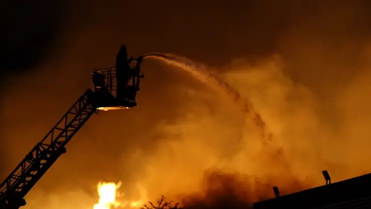 Fabrika yangınında alevler geceyi gündüze çevirdi