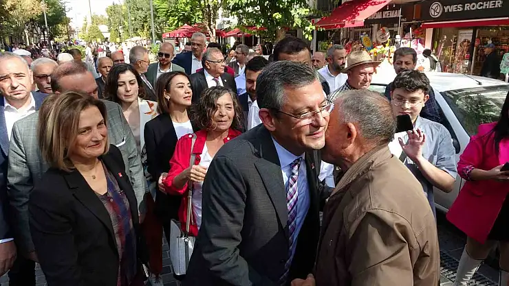 CHP Genel Başkan adayı Özgür Özel Uşak'ta: 'Bir yola çıktık yürüyoruz yol verirseniz iktidara gidiyoruz'