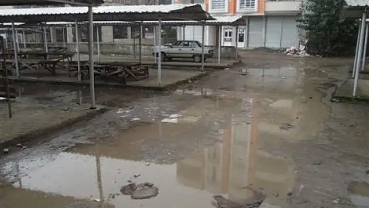 Eski Pazar yerinin üzeri tam kapatılsın!