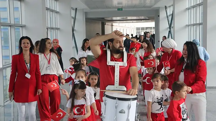 Hastanede Cumhuriyet'i kutladılar