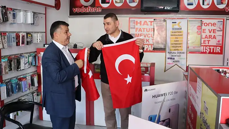 Havza'da vatandaşlara bayrak dağıtıldı
